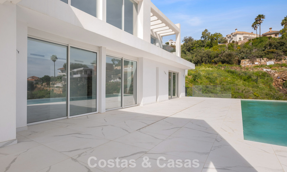Gloednieuwe moderne villa met panoramisch zeezicht te koop in een natuurlijke setting ten oosten van Marbella centrum 797610