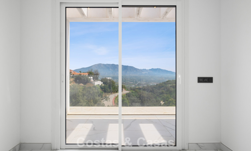 Gloednieuwe moderne villa met panoramisch zeezicht te koop in een natuurlijke setting ten oosten van Marbella centrum 797633