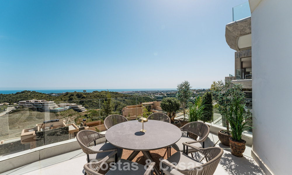 Lichtrijk, eigentijds luxe penthouse te koop met zeezicht in de heuvels van La Quinta Resort in Marbella - Benahavis 797714