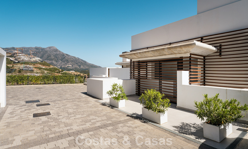 Lichtrijk, eigentijds luxe penthouse te koop met zeezicht in de heuvels van La Quinta Resort in Marbella - Benahavis 797720