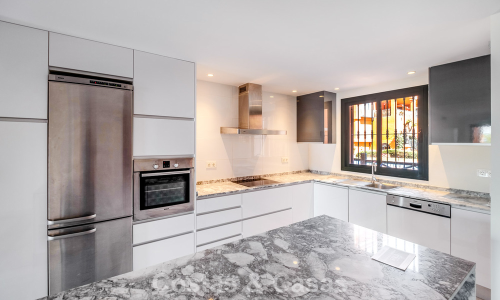 Ruim 2-slaapkamerappartement met zeezicht te koop in Marbella - Benahavis 797974