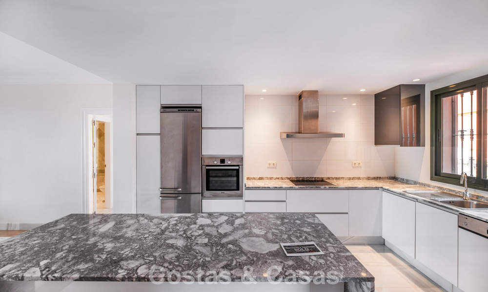 Ruim 2-slaapkamerappartement met zeezicht te koop in Marbella - Benahavis 797975