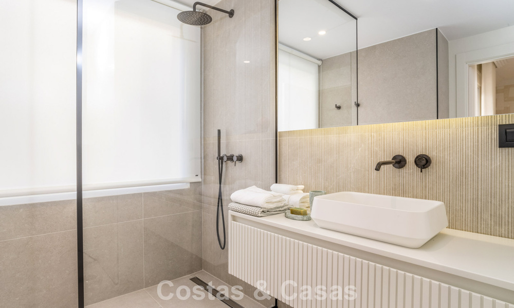 Ruim, gemoderniseerd 4-slaapkamerappartement met zeezicht te koop in Nueva Andalucia, Marbella 798221