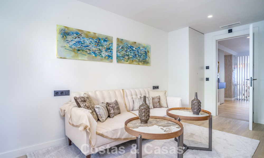 Ruim, gemoderniseerd 4-slaapkamerappartement met zeezicht te koop in Nueva Andalucia, Marbella 798228