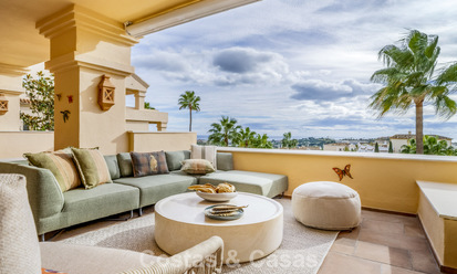 Ruim, gemoderniseerd 4-slaapkamerappartement met zeezicht te koop in Nueva Andalucia, Marbella 798263