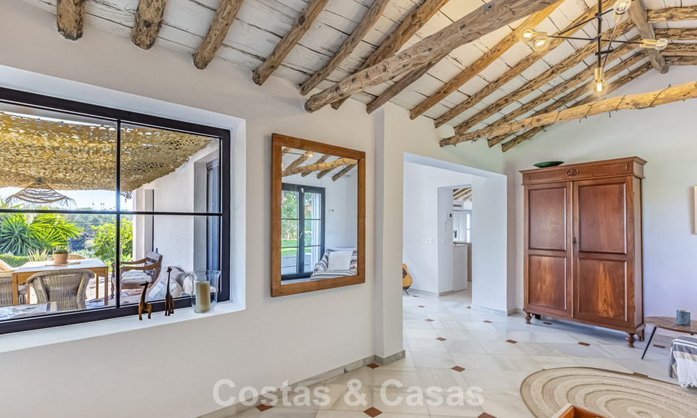 Charmante, rustieke villa met modern comfort te koop in Guadalmina Alta, Marbella 798284