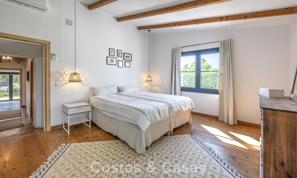 Charmante, rustieke villa met modern comfort te koop in Guadalmina Alta, Marbella 798295