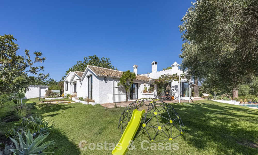 Charmante, rustieke villa met modern comfort te koop in Guadalmina Alta, Marbella 798305