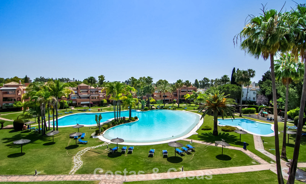 Elegant penthouse met uitgestrekt terras te koop nabij Guadalmina Baja, Marbella - Estepona 798308