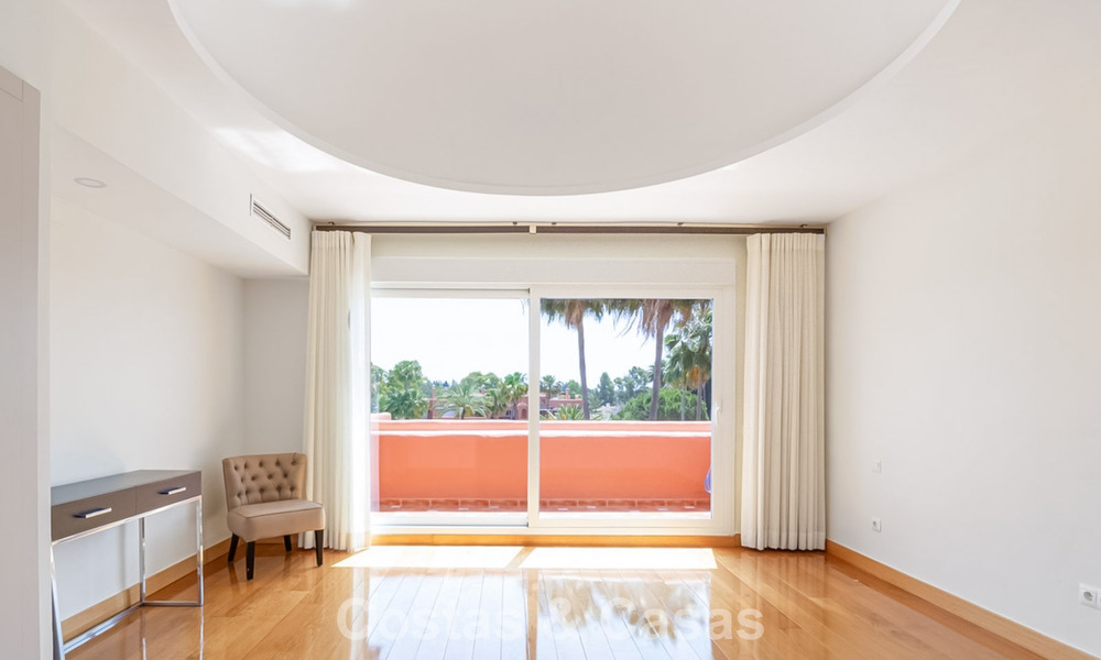 Elegant penthouse met uitgestrekt terras te koop nabij Guadalmina Baja, Marbella - Estepona 798310