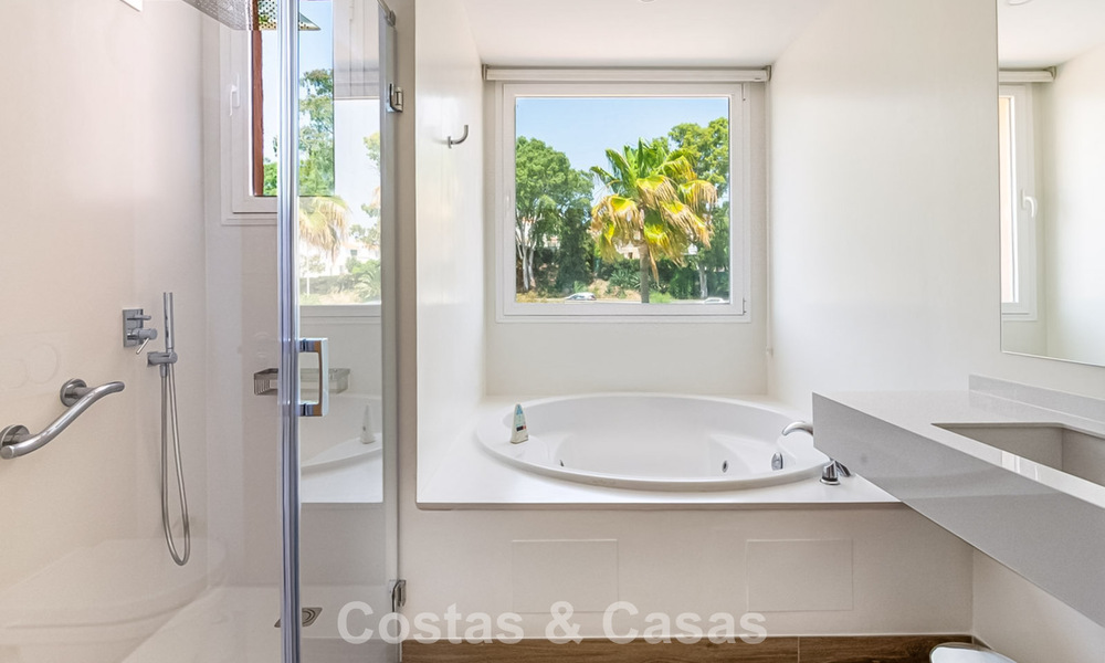 Elegant penthouse met uitgestrekt terras te koop nabij Guadalmina Baja, Marbella - Estepona 798312