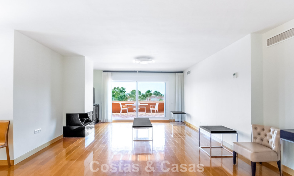 Elegant penthouse met uitgestrekt terras te koop nabij Guadalmina Baja, Marbella - Estepona 798316