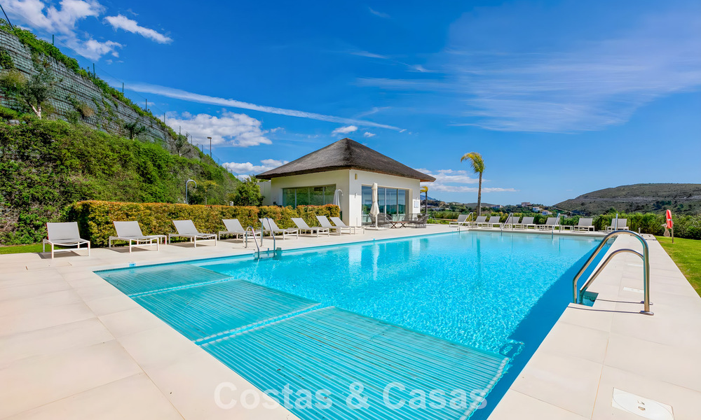Luxe duplex appartement met grote tuin en zeezicht te koop in Marbella - Benahavis 798317