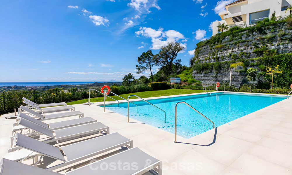 Luxe duplex appartement met grote tuin en zeezicht te koop in Marbella - Benahavis 798322
