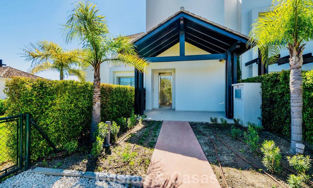 Luxe duplex appartement met grote tuin en zeezicht te koop in Marbella - Benahavis 798326