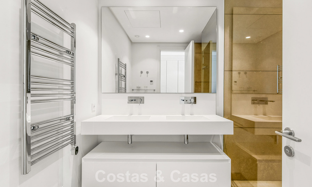 Luxe duplex appartement met grote tuin en zeezicht te koop in Marbella - Benahavis 798350