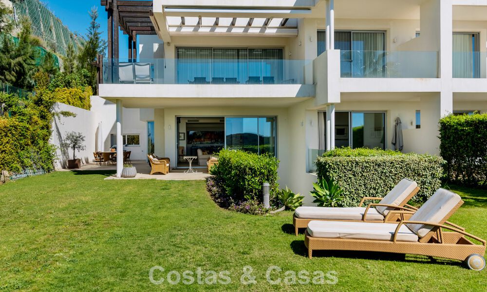 Luxe duplex appartement met grote tuin en zeezicht te koop in Marbella - Benahavis 798356
