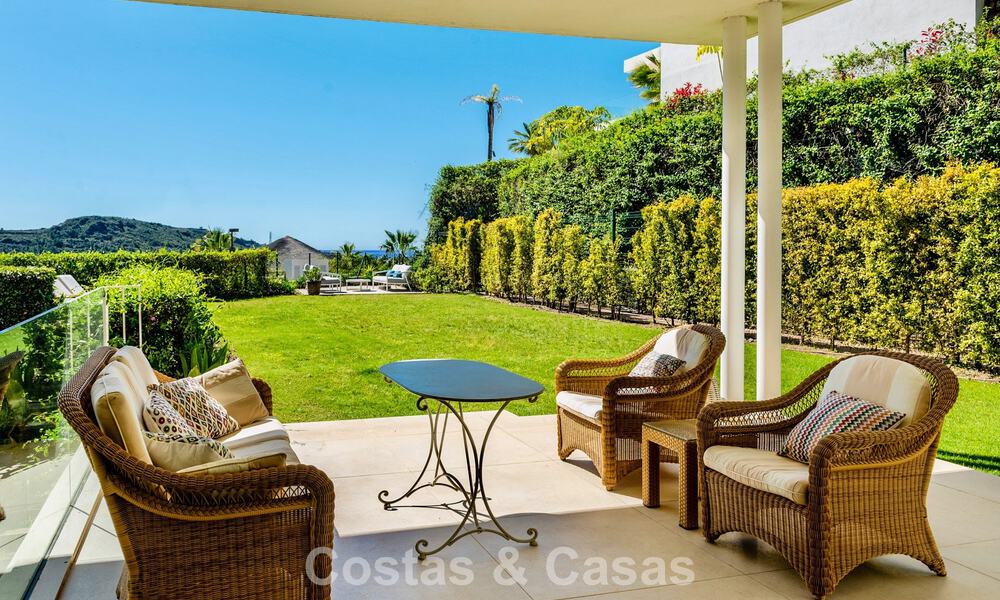 Luxe duplex appartement met grote tuin en zeezicht te koop in Marbella - Benahavis 798370