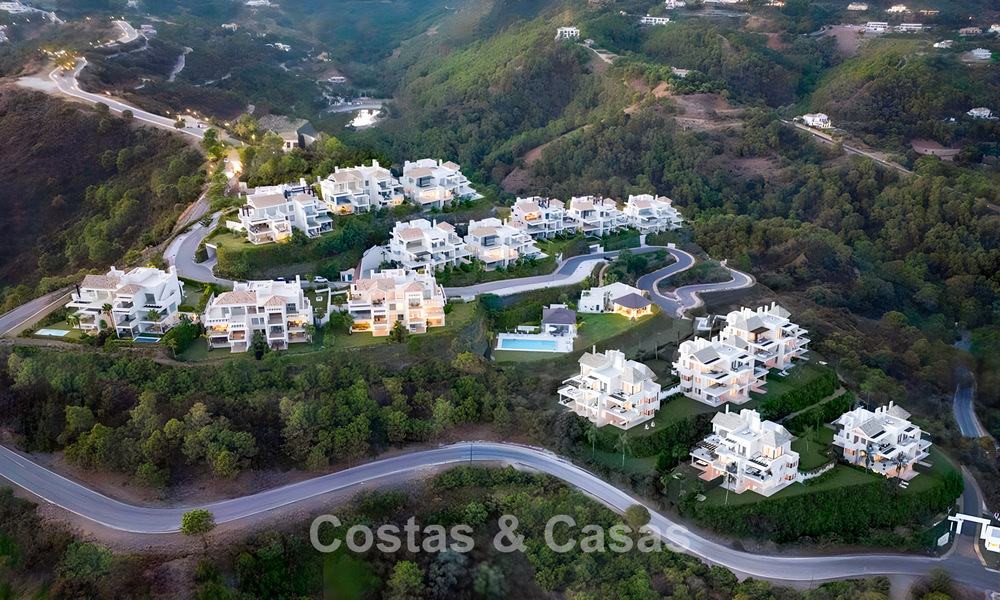 Luxe duplex appartement met grote tuin en zeezicht te koop in Marbella - Benahavis 798376