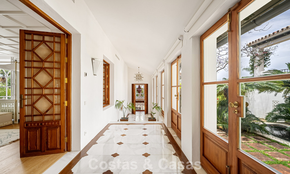 Statige luxevilla in een klassiek mediterrane bouwstijl en met prachtige siertuinen te koop in Sierra Blanca, Marbella 798497
