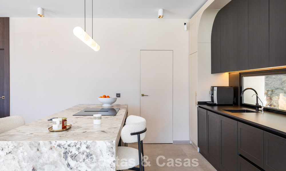 Prachtig gerenoveerde, modern-mediterrane villa met zeezicht te koop in Benahavis - Marbella 798555