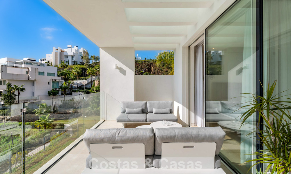 Modernistisch luxe appartement te koop met zeezicht in een boutique complex in de heuvels nabij Marbella stad 798589