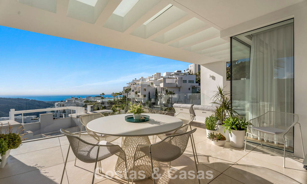 Modernistisch luxe appartement te koop met zeezicht in een boutique complex in de heuvels nabij Marbella stad 798594