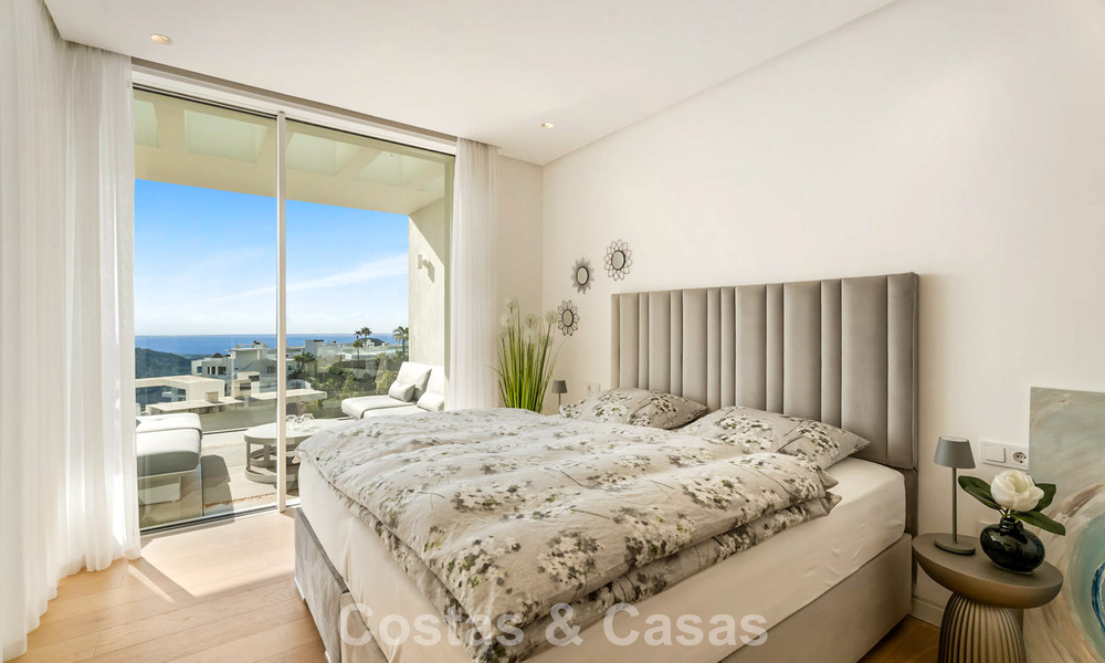 Modernistisch luxe appartement te koop met zeezicht in een boutique complex in de heuvels nabij Marbella stad 798602