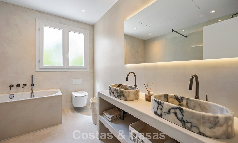 Instapklare, eigentijds-mediterrane nieuwe luxevilla te koop in een golfwijk van Marbella - Benahavis 798705