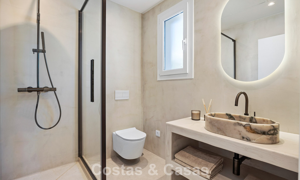 Instapklare, eigentijds-mediterrane nieuwe luxevilla te koop in een golfwijk van Marbella - Benahavis 798731