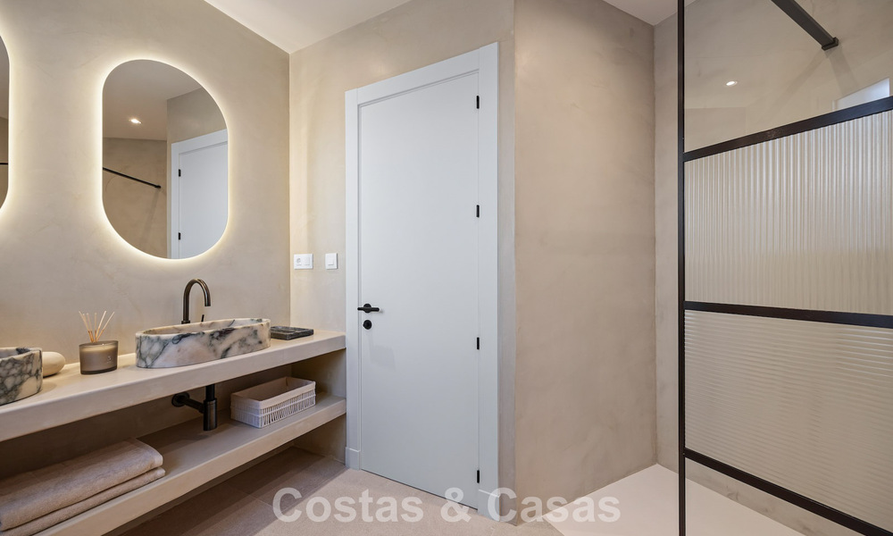 Instapklare, eigentijds-mediterrane nieuwe luxevilla te koop in een golfwijk van Marbella - Benahavis 798733