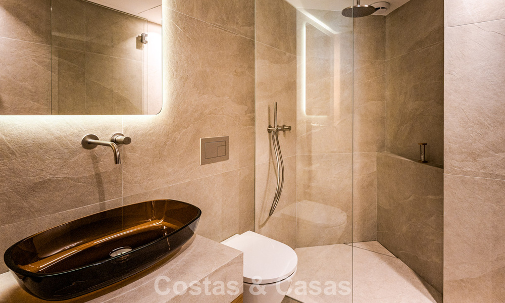 Stijlvol gemoderniseerd appartement te koop, eerstelijns Aloha Golf in Nueva Andalucia, Marbella 798768