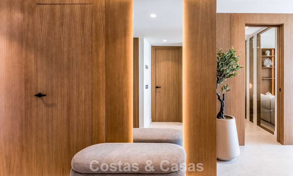 Stijlvol gemoderniseerd appartement te koop, eerstelijns Aloha Golf in Nueva Andalucia, Marbella 798793