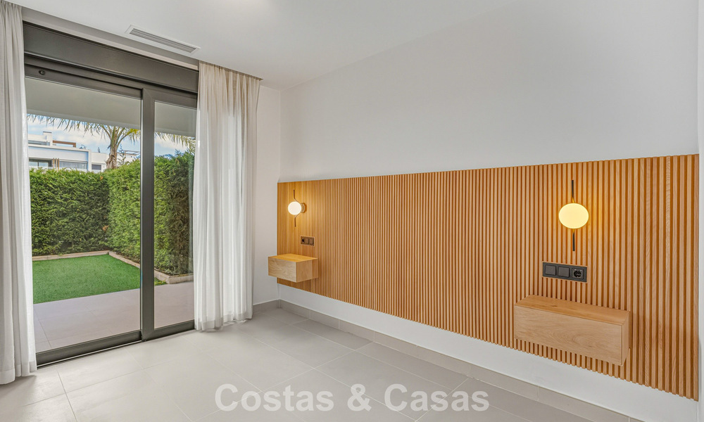 Modern tuinappartement te koop op loopafstand v/h strand o/d New Golden Mile tussen Marbella en Estepona 798819