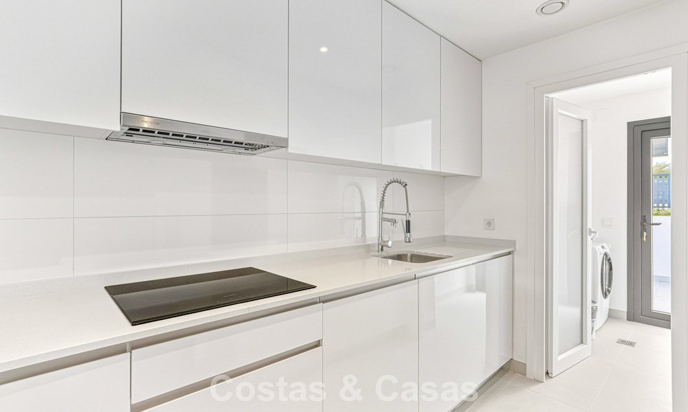 Modern tuinappartement te koop op loopafstand v/h strand o/d New Golden Mile tussen Marbella en Estepona 798820