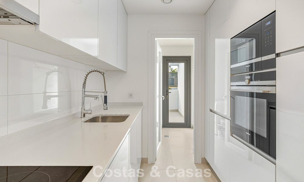 Modern tuinappartement te koop op loopafstand v/h strand o/d New Golden Mile tussen Marbella en Estepona 798823