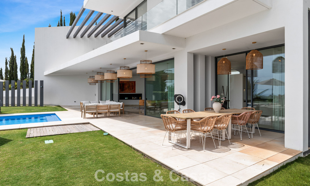 Modern-hedendaagse villa met panoramisch zeezicht te koop in een begeerde golfwijk in Marbella - Benahavis 798844