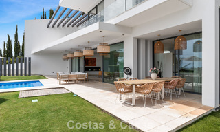 Modern-hedendaagse villa met panoramisch zeezicht te koop in een begeerde golfwijk in Marbella - Benahavis 798844 