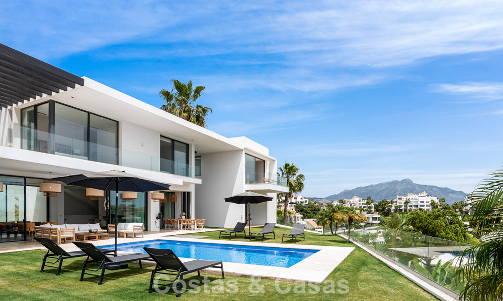 Modern-hedendaagse villa met panoramisch zeezicht te koop in een begeerde golfwijk in Marbella - Benahavis 798847