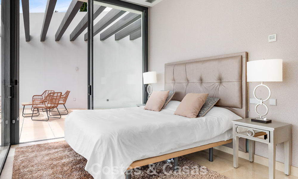 Modern-hedendaagse villa met panoramisch zeezicht te koop in een begeerde golfwijk in Marbella - Benahavis 798849