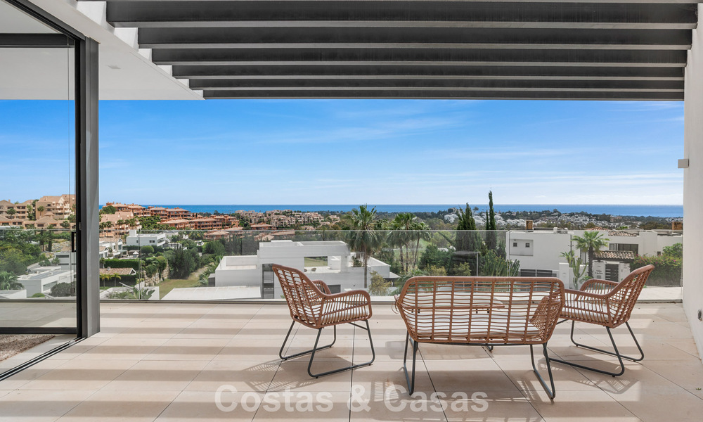 Modern-hedendaagse villa met panoramisch zeezicht te koop in een begeerde golfwijk in Marbella - Benahavis 798851