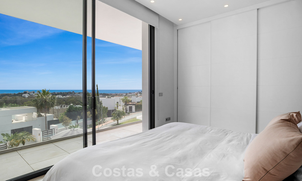 Modern-hedendaagse villa met panoramisch zeezicht te koop in een begeerde golfwijk in Marbella - Benahavis 798856