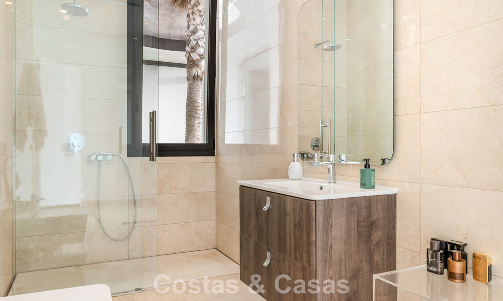 Modern-hedendaagse villa met panoramisch zeezicht te koop in een begeerde golfwijk in Marbella - Benahavis 798858
