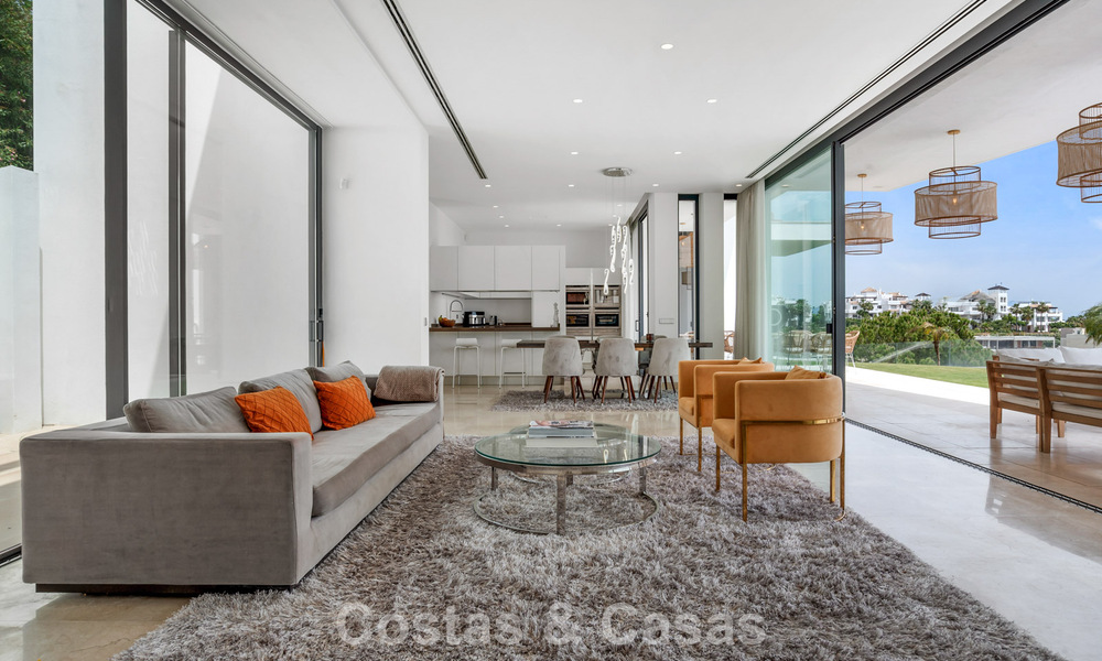 Modern-hedendaagse villa met panoramisch zeezicht te koop in een begeerde golfwijk in Marbella - Benahavis 798862