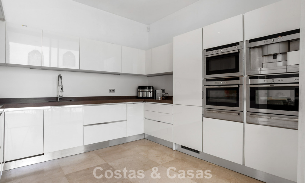 Modern-hedendaagse villa met panoramisch zeezicht te koop in een begeerde golfwijk in Marbella - Benahavis 798867