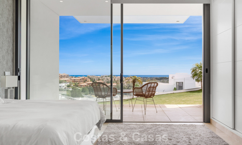 Modern-hedendaagse villa met panoramisch zeezicht te koop in een begeerde golfwijk in Marbella - Benahavis 798871