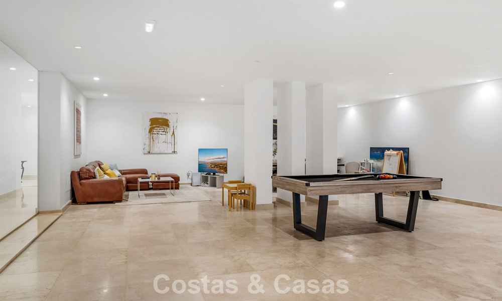 Modern-hedendaagse villa met panoramisch zeezicht te koop in een begeerde golfwijk in Marbella - Benahavis 798878