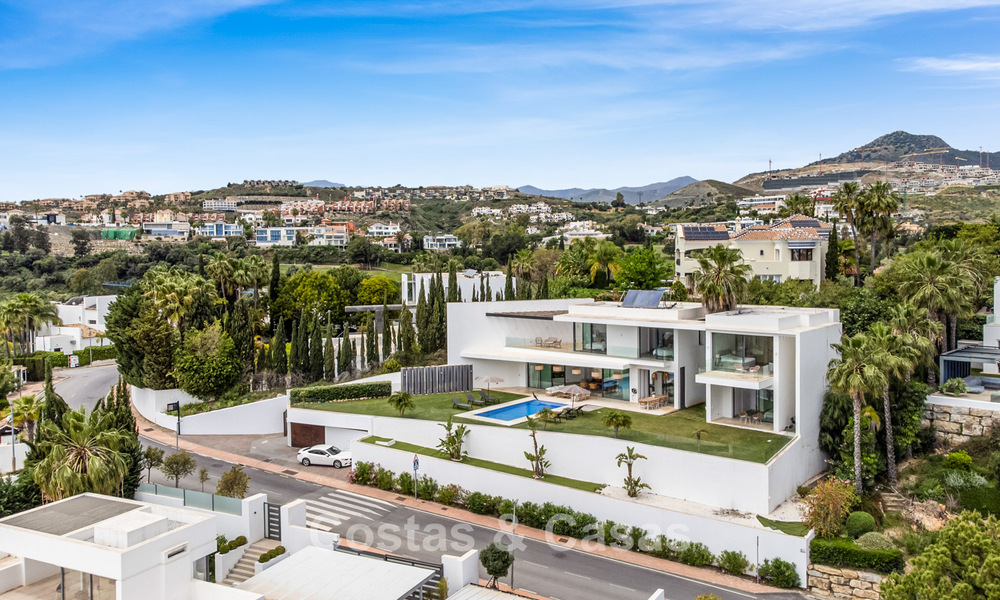 Modern-hedendaagse villa met panoramisch zeezicht te koop in een begeerde golfwijk in Marbella - Benahavis 798884