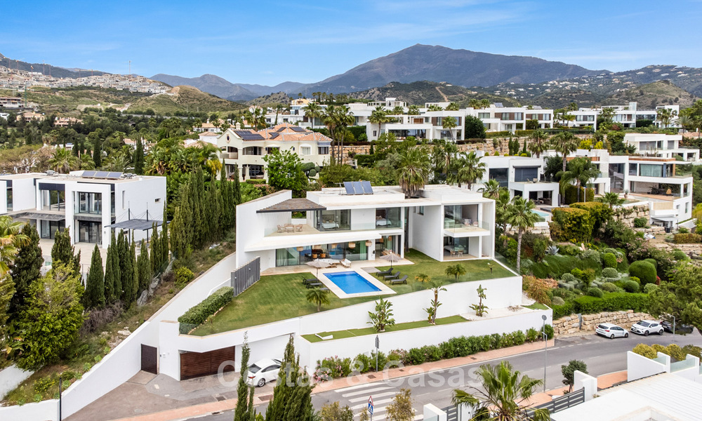 Modern-hedendaagse villa met panoramisch zeezicht te koop in een begeerde golfwijk in Marbella - Benahavis 798885