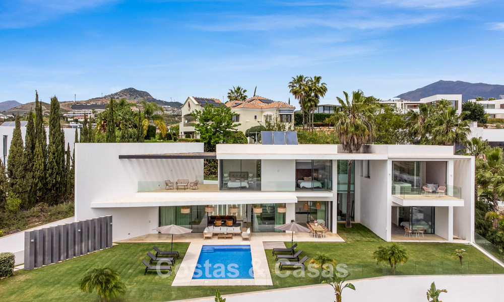 Modern-hedendaagse villa met panoramisch zeezicht te koop in een begeerde golfwijk in Marbella - Benahavis 798887